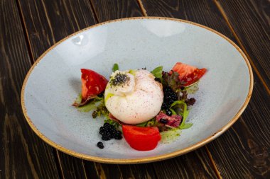 Buratta salata domates ve zeytin yağı