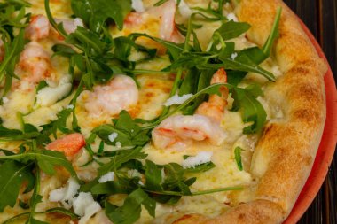 Karides ve rucola pizza