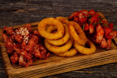 Balık ve cips plaka - karides, cod, soğan