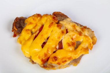 Peynir soslu kızarmış domuz eti