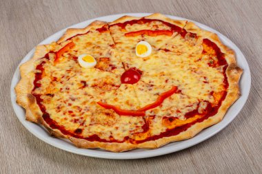 Çocuklar pizza peyniri ve domates ile