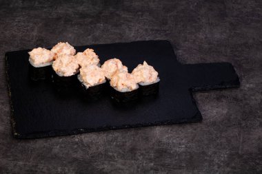 Japon baharatlı suşi ve rulolar