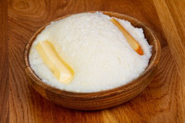 Polenta vejetaryen mutfağı peynir ile