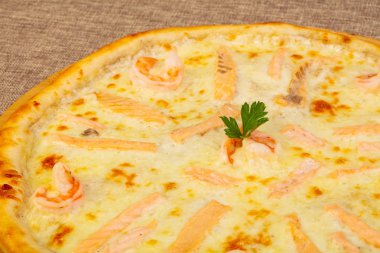 Somon ve peynirli pizza