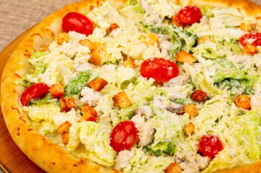 Pizza tavuk ve salata yaprakları ile