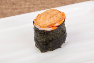 Soslu baharatlı gunkan suşisi.