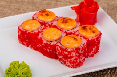 Pişmiş Japon baharatlı sos ile rulo