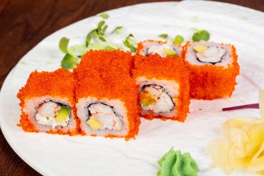Japon rulo ile karides ve tobiko