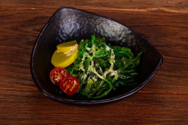 Susam ve sos chukka salatası