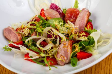 Kavrulmuş ton balıklı salata sebze ile