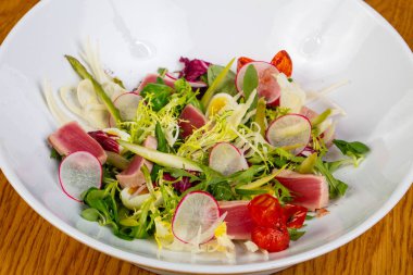 Kavrulmuş ton balıklı salata sebze ile