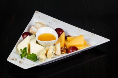 Peynir tabağı mix - brie, parmesan, mavi