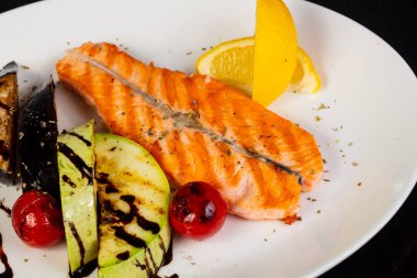 Sebzeli ızgara somon bifteği