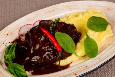 Patates ezdim ve soslu biftek