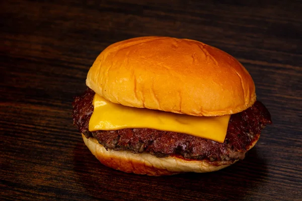 Smaczne Burger Tle Drewnianych — Zdjęcie stockowe