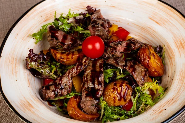 Gesneden Biefstuk Met Aardappel Salade — Stockfoto