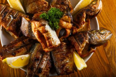 Maydanoz ve limon ile Izgara Alabalık