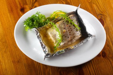 Otlar ile haşlanmış somon