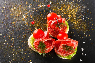 Kanepe ile catering için salam