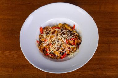 Sığır eti ve parmesan peynirli makarna