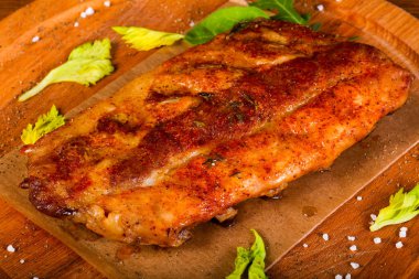 otlar ile kavrulmuş Domuz kaburga