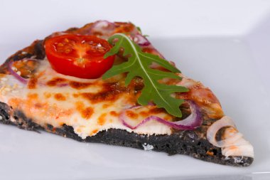 Jambonlu, peynirli ve domatesli pizza.