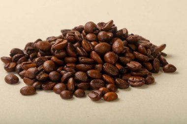 Beyaz arka plan üzerinde lezzetli kahve çekirdekleri
