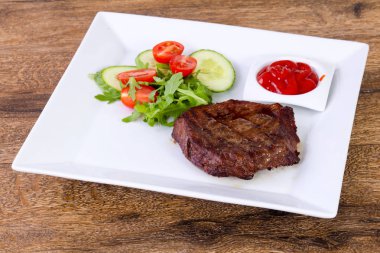 Sığır eti biftek sosu ve salata sosu ile