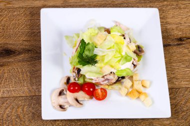 Domates hizmet jambon ve mantar salatası