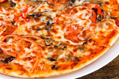 Patlıcan ve peynirli pizza