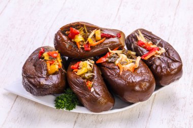 Sebze ile doldurulmuş patlıcan turşusu