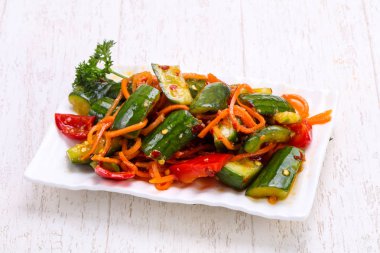 Yeşil salatalık turşusu yığın kabın içinde