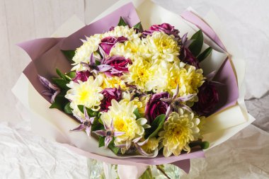 Çeşitli çiçek ile romantik buket