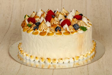 Düğün pastası çilek ve krema ile