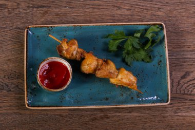 Tavuk şiş sos ve maydanoz ile