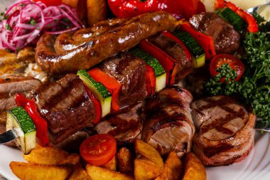 Izgara domuz eti ve sebze barbeküsü.