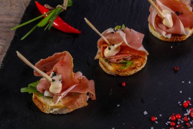 Bruschetta hamon ve sos ile