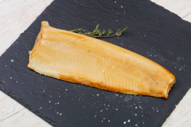 Baharat ile tuzlu beyaz balık füme