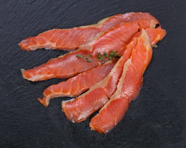 Tuz ve baharatlar ile ham alabalık filetosu