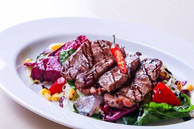 Sebze ve soslu ızgara domuz eti.