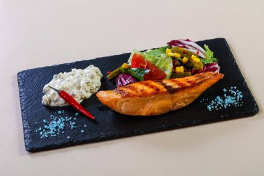 Soslu ızgara somon bifteği.