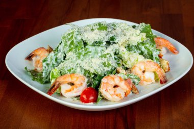 Sezar salata karides ve parmesan ile