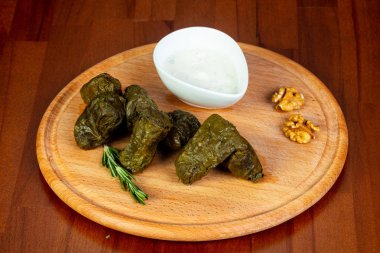 Krema sosu ile geleneksel beyaz Dolma