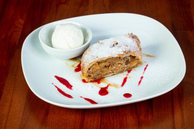 Apple strudel dondurma ve syrope ile