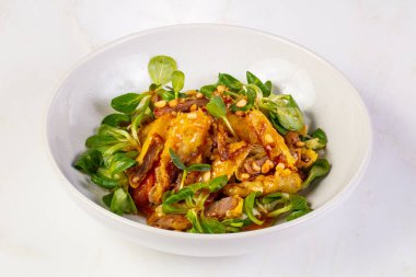 Ördek tempura salata ve sos ile