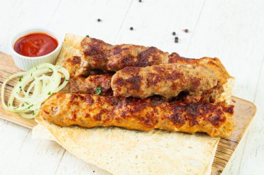 Şiş kebeb mix tabak sos ve soğan ile