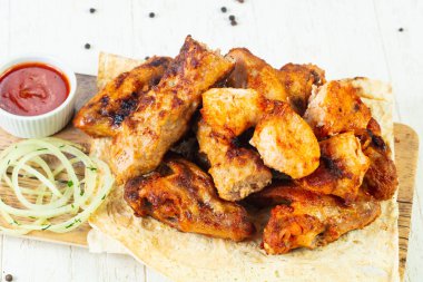 Et kebabı mix tabak - tavuk kanatları, domuz, sığır eti