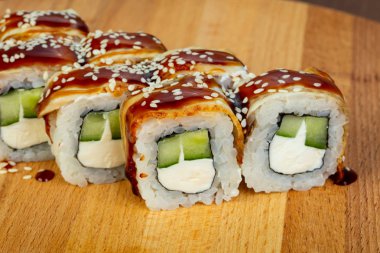 Yılan balığı rulo peynir ve sos ile