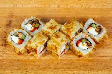 Yılan balığı ve ton balığı çip ile rulo