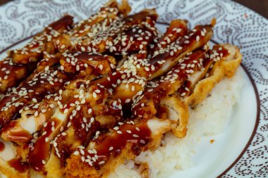 Pirinç ve teriyaki soslu tavuk tempura